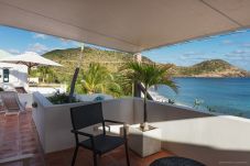 Terraza de la sala de estar de la Villa Maison Rose Toiny en St Barths con preciosas vistas al mar Caribe